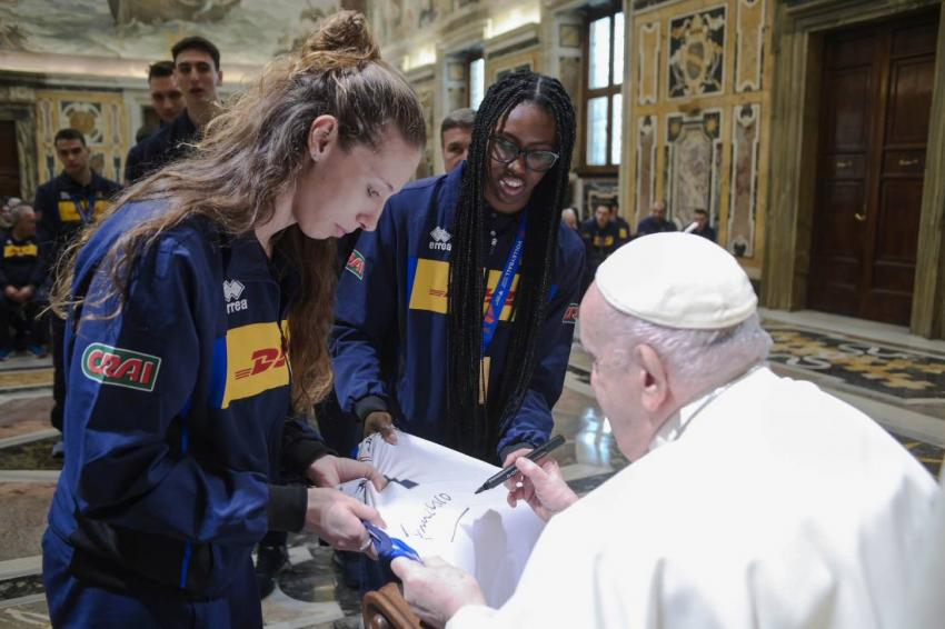 Capa da notícia - Papa recebe seleções de vôlei da Itália