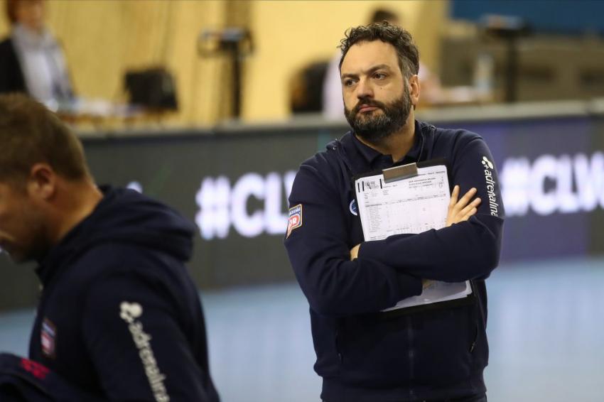 Capa da notícia - Lavarini no radar: Dentil/Praia Clube procura novo treinador