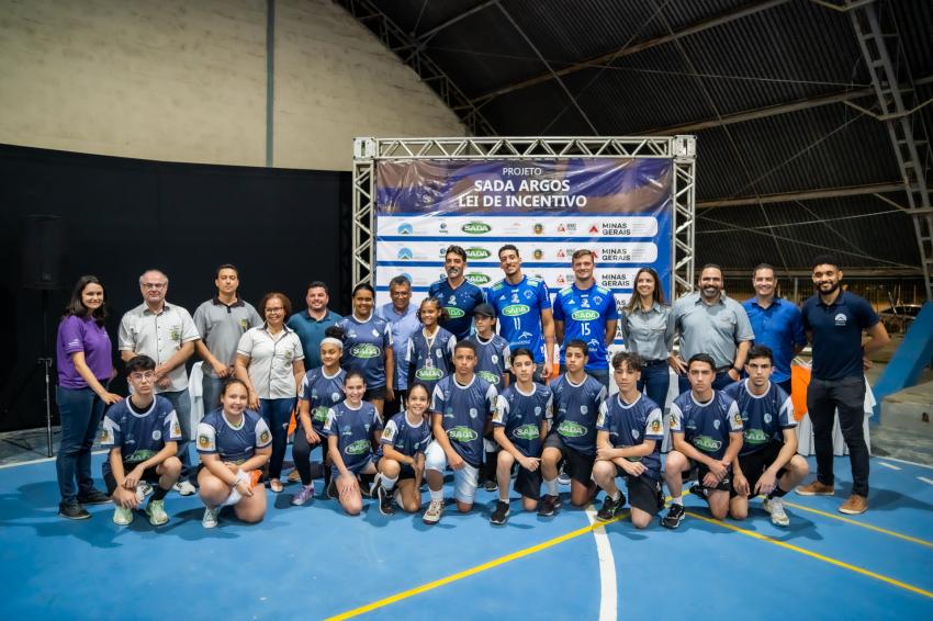 Capa da notícia - Jogadores do Sada Cruzeiro participam de aula inaugural de escolinha de vôlei em João Monlevade   