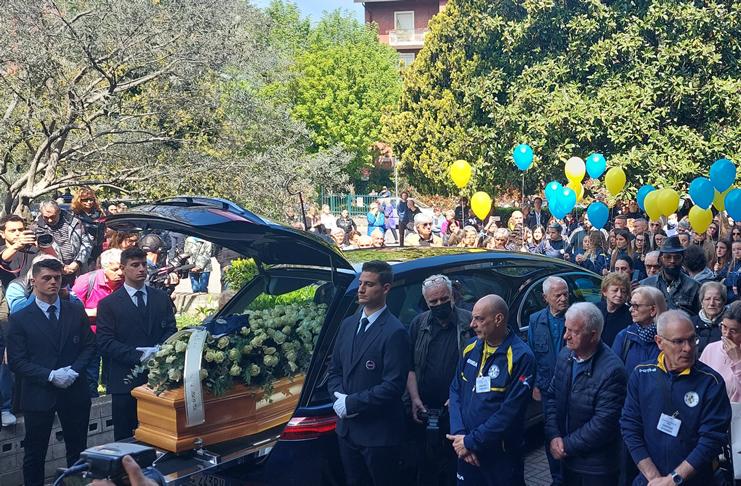 Capa da notícia - Funeral: Família e amigos se despedem de Julia Ituma