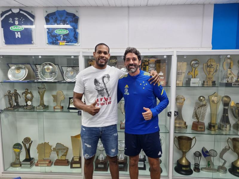 Capa da notícia - No Brasil, Yoandy Leal visita Sada Cruzeiro
