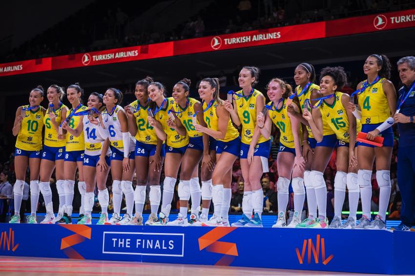 Renovado, Brasil volta à final do Mundial de vôlei feminino neste