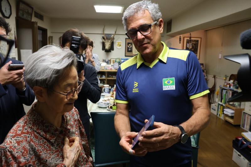Capa da notícia - José Roberto Guimarães encontra viúva do lendário treinador japonês Yasutaka Matsudaira