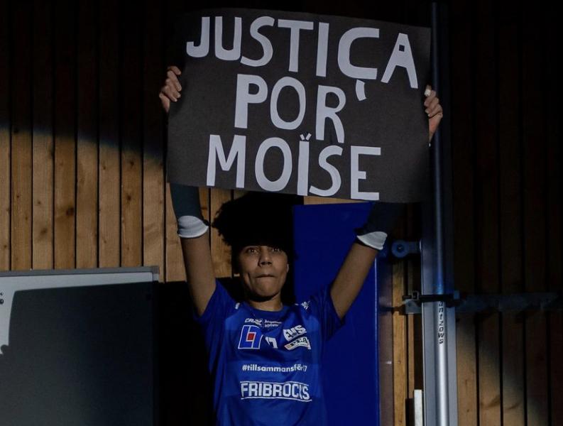 Capa da notícia - Na Suécia, brasileira protesta contra morte de Moïse:
